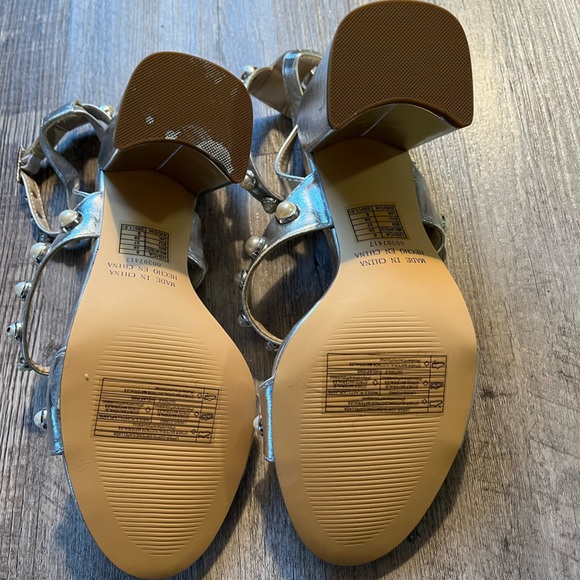 F21 silver & pearl heels - Picture 3 of 3